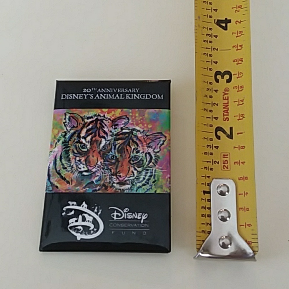Disney animal kingdom 20th anniversary button - Picture 4 of 5